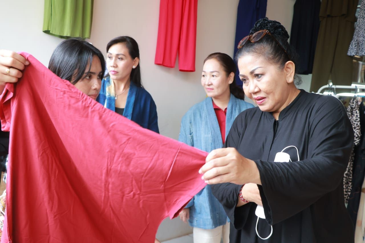 podiumnews.com-Warnai Kain Tenun Bali dari Bahan Organik